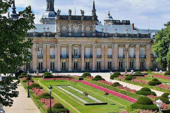 Private Guided Tour to La Granja & Fabrica de Vidrio — Royal Palace and Historic Glassworks Near Segovia