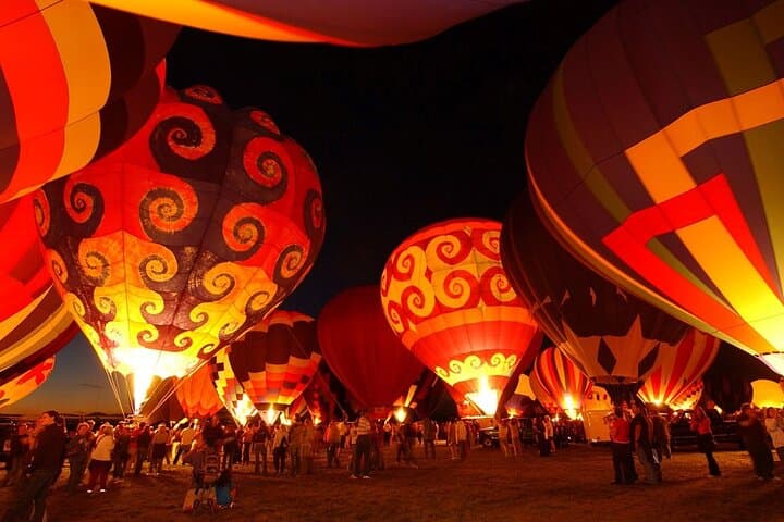 Sunrise Desert Hot Air Balloon Ride in Dubai — Falcon Show & Arabian Breakfast photo 2