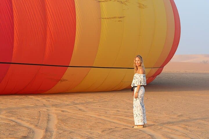 Sunrise Desert Hot Air Balloon Ride in Dubai — Falcon Show & Arabian Breakfast photo 4