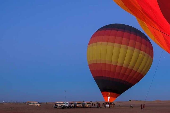 Sunrise Desert Hot Air Balloon Ride in Dubai — Falcon Show & Arabian Breakfast photo 5