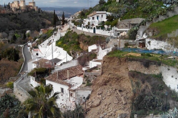 Private Walking Tour: Granada’s Albaicín, Sacromonte & Sagrario photo 3