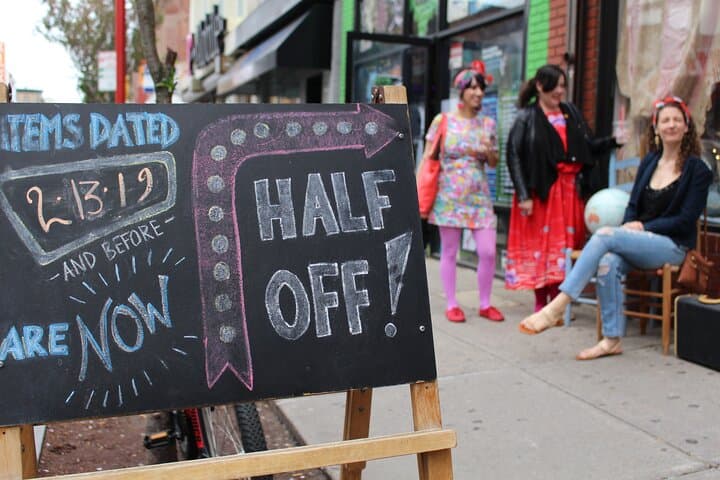 Vintage Thrift Quest: South Street and Queen Village Secondhand Walking Tour in Philadelphia