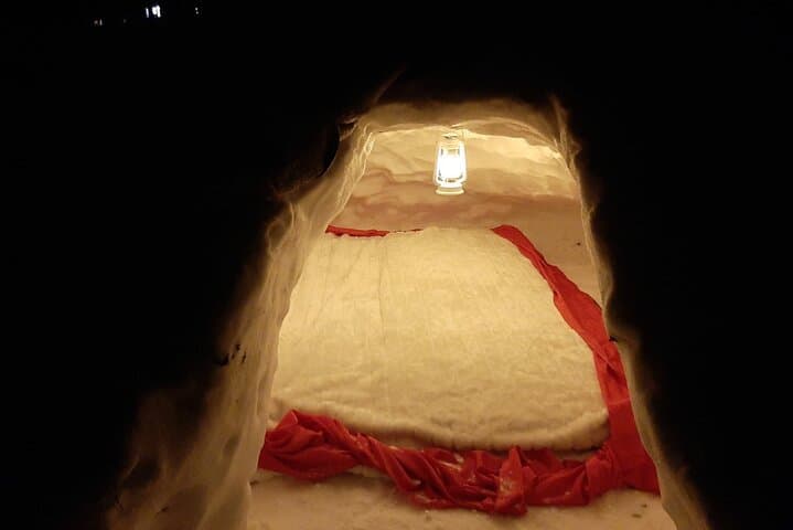Overnight Igloo Experience in Rovaniemi: Build, Sleep & Hunt the Northern Lights