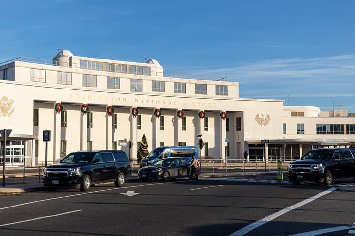 Private black car transfer between Ronald Reagan Airport (DCA) and Washington, DC