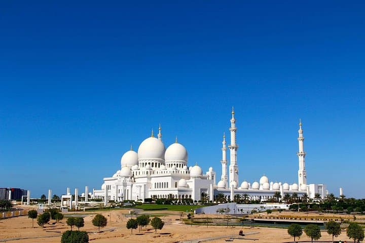 Abu Dhabi City & Warner Bros World: Full-Day Tour to Sheikh Zayed Mosque and Yas Island photo 2