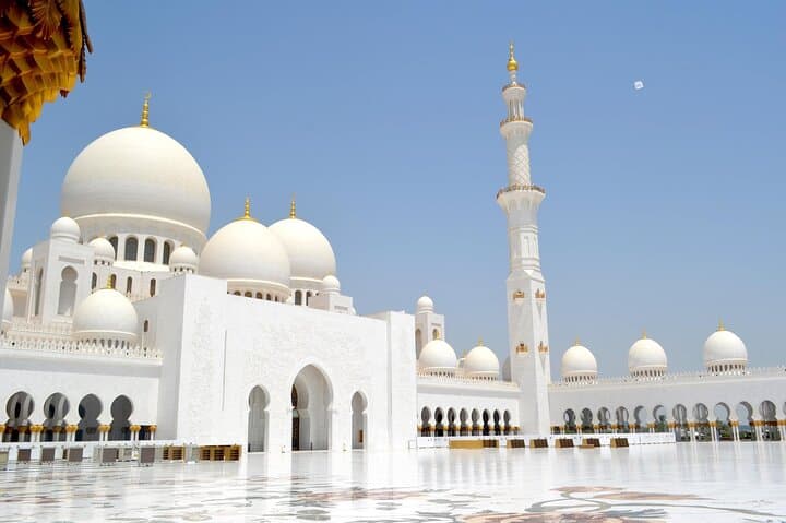 Abu Dhabi Grand Mosque and Warner Bros. World Day Tour from Dubai