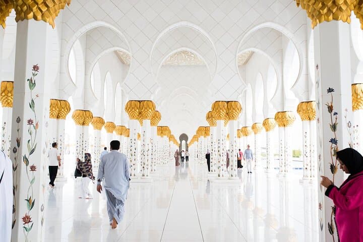 Abu Dhabi Grand Mosque and Warner Bros. World Day Tour from Dubai photo 3