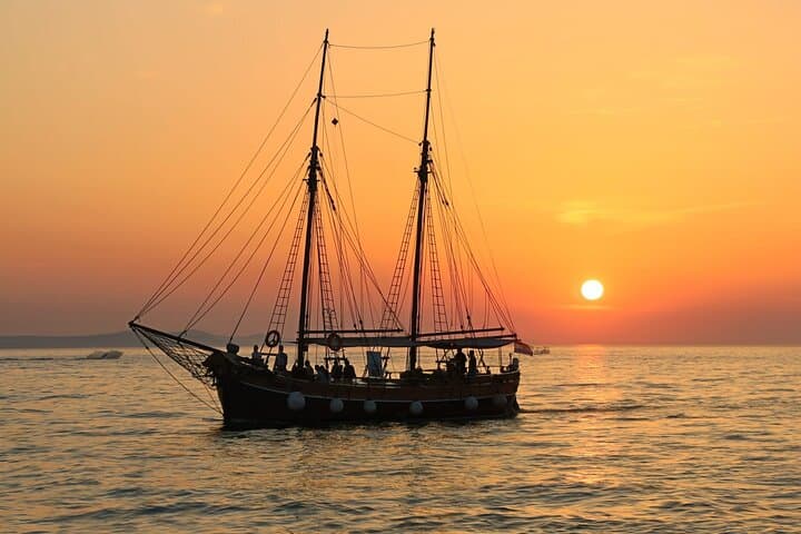 Sunset Dhow Cruise Along Muscat Coastline: Evening Cruise & Landmark Views