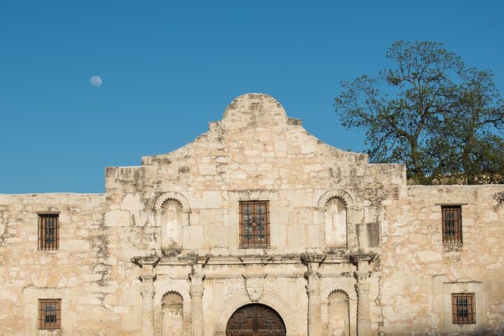 private-san-antonio-history-pub-crawl-texas-oldest-saloon photo 3