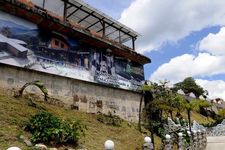Medellín Pablo Escobar & Comuna 13 Private Tour: History, Graffiti & Metrocable photo 3