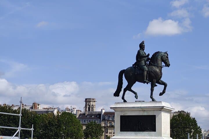 4-Hour Private Paris Orientation Tour: Eiffel, Louvre, Notre-Dame & Le Marais photo 2