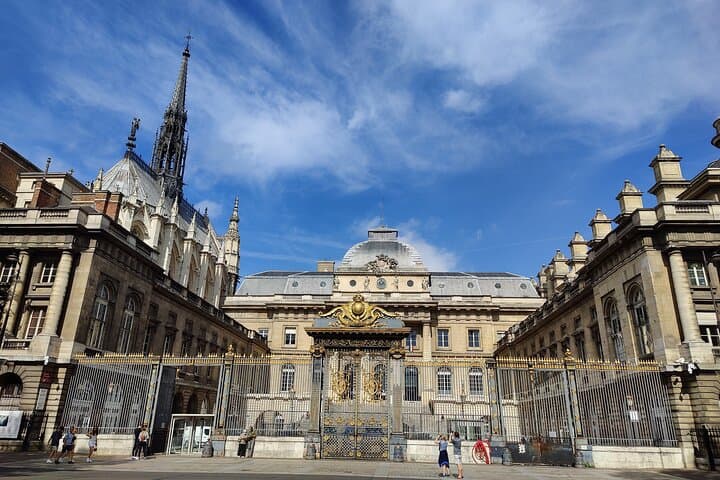 4-Hour Private Paris Orientation Tour: Eiffel, Louvre, Notre-Dame & Le Marais photo 4