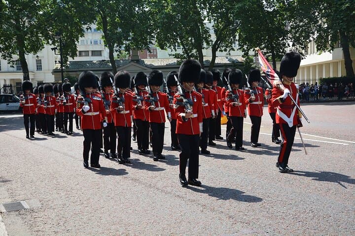 Changing of the Guard Walking Tour: Best Viewing Spots, History & Practical Tips photo 5
