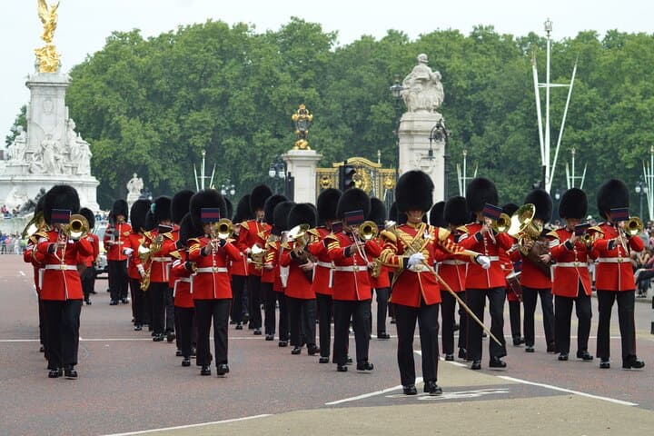 Changing of the Guard Walking Tour: Best Viewing Spots, History & Practical Tips