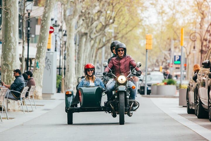 Barcelona Sidecar Private Tour: Classic Motorcycle Sightseeing and Gaudí Views