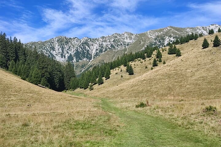 Summit La Om: Hike Piatra Craiului's Highest Peak (2238 m) from Brasov photo 3