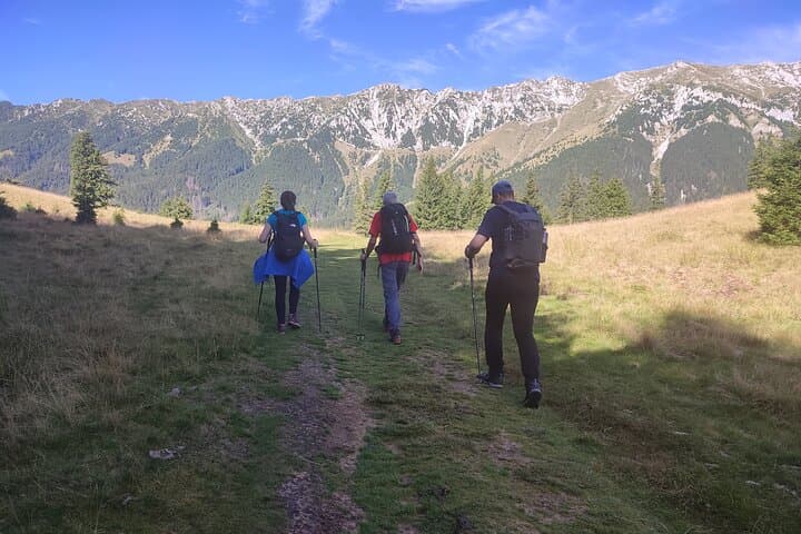 Summit La Om: Hike Piatra Craiului's Highest Peak (2238 m) from Brasov photo 2