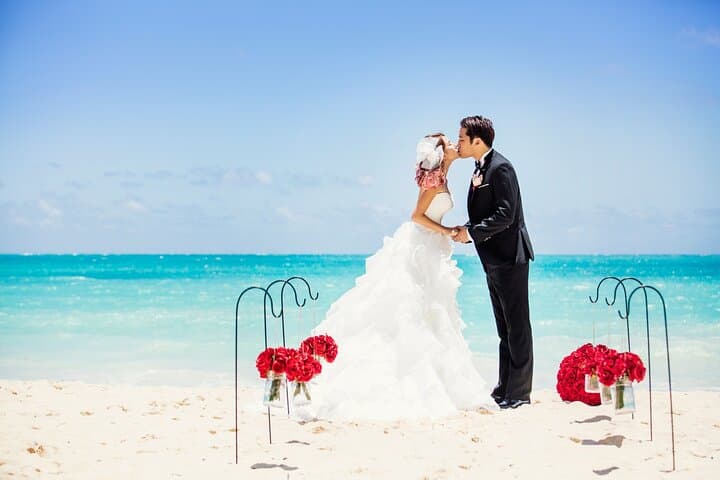 Oceanfront Wedding in Honolulu: Waikiki Beach Ceremony Guide photo 2