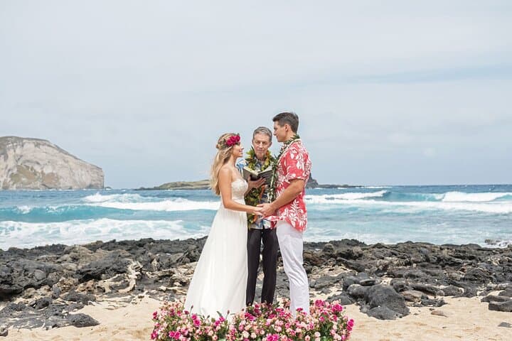 Oceanfront Wedding in Honolulu: Waikiki Beach Ceremony Guide