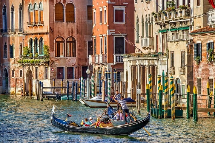 Venice Private Walking Tour and 35-Minute Gondola Ride — Classic Canal Experience photo 2