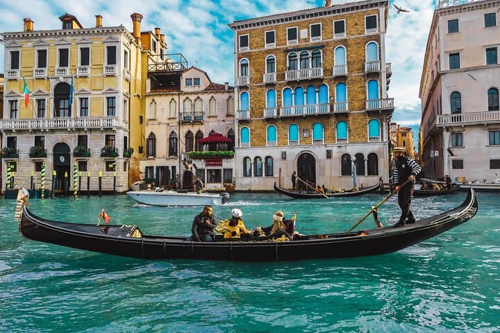 Venice Private Walking Tour and 35-Minute Gondola Ride — Classic Canal Experience photo 3