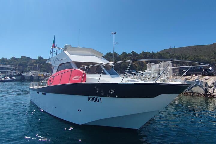 Private Yacht Tour to Arrábida's Secret Beaches from Sesimbra