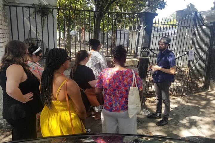 Garden District Secrets and Scandals Walking Tour in New Orleans photo 3