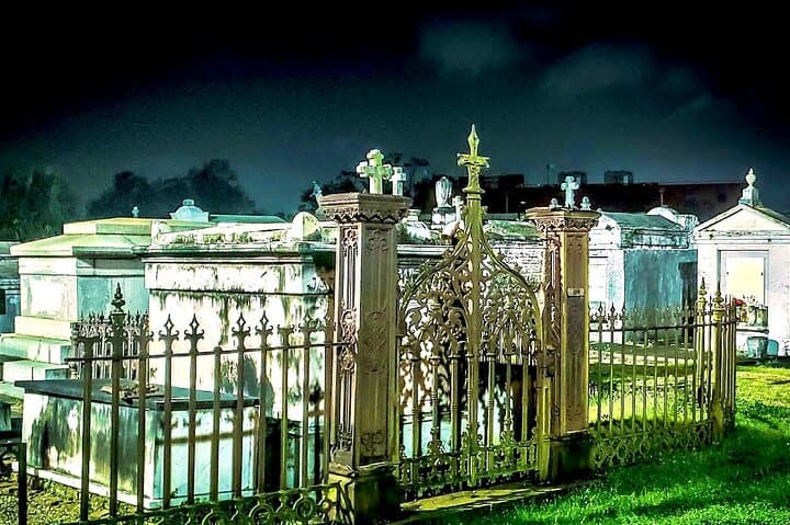 New Orleans Dead of Night: Ghosts and Cemetery Bus Tour