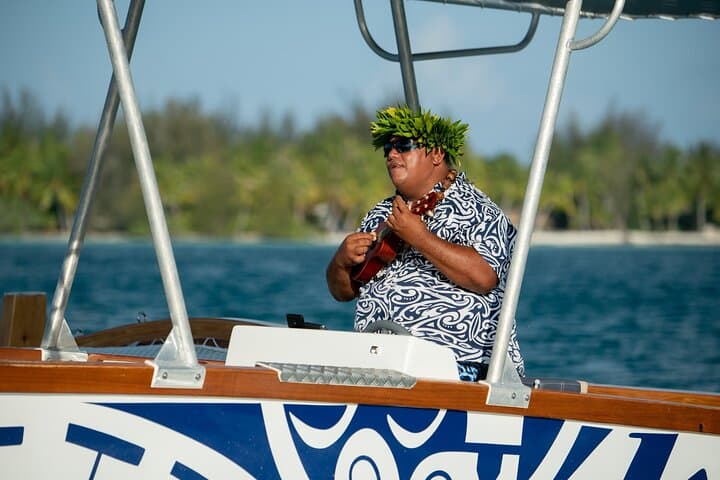 Bora Bora Private Half-Day Lagoon Tour: Snorkel with Rays & Blacktip Sharks photo 4