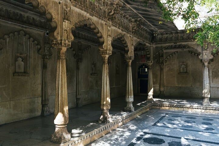 Full-Day Udaipur: City Palace, Jagmandir Boat Ride & Temple Circuit photo 6