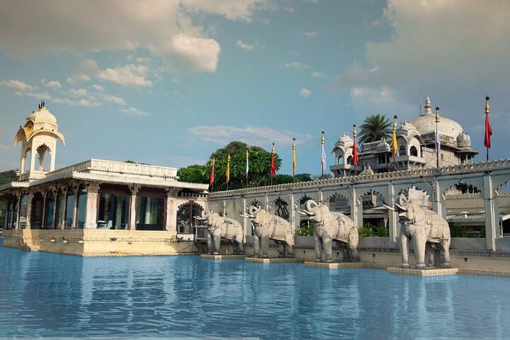 Full-Day Udaipur: City Palace, Jagmandir Boat Ride & Temple Circuit photo 3