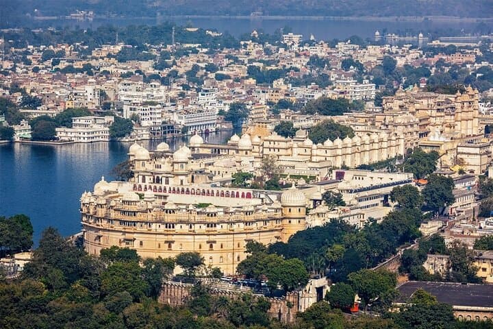 Full-Day Udaipur: City Palace, Jagmandir Boat Ride & Temple Circuit photo 2