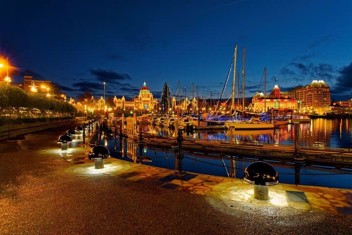 Victoria Holiday Lights Tour & Butchart Gardens — Ferry Sightseeing from Vancouver photo 3