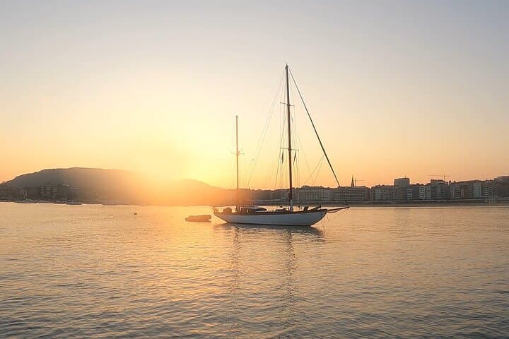 Sunrise SUP & Breakfast on La Concha Bay — San Sebastián Paddleboard Tour photo 4