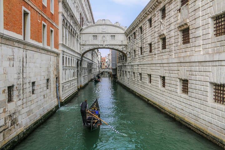 Venice Private Walking Tour and 35-Minute Gondola Ride — Classic Canal Experience photo 4
