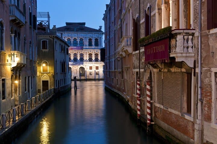 Venice After Dark: Private Ghost Walk and 30-Minute Gondola Ride