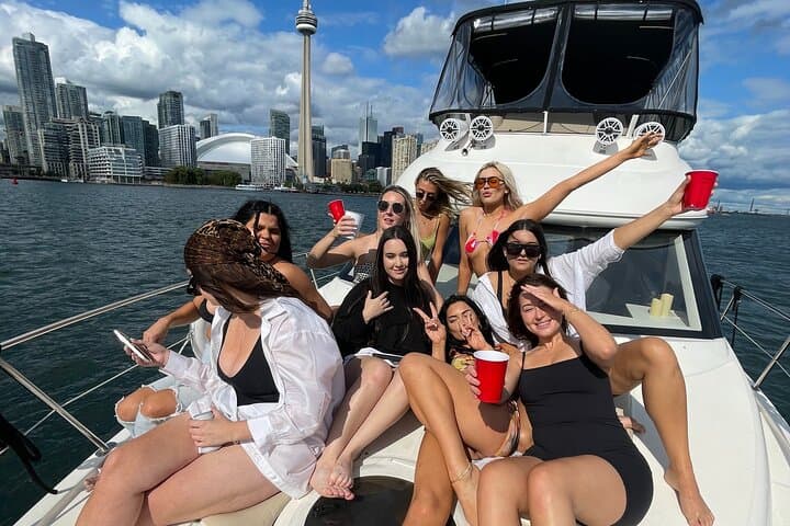 VIP Luxury Yacht Charter Toronto Harbour — Private 4-Hour Yacht & Island Stop