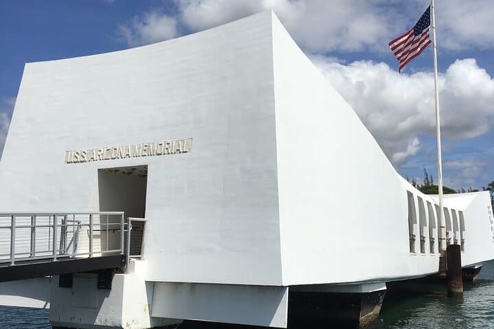 Pearl Harbor to North Shore: Private Full-Day Tour with USS Arizona Memorial & Haleiwa
