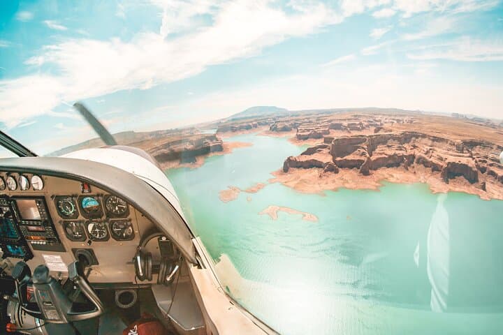 Monument Valley Air and Ground Tour from Phoenix: Explore Arizona’s Iconic Red Rocks by Air and Jeep photo 4