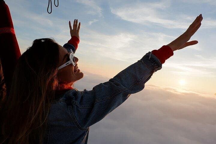 Sunrise Over the Sands: Hot Air Balloon Deluxe with Falconry in Dubai photo 4