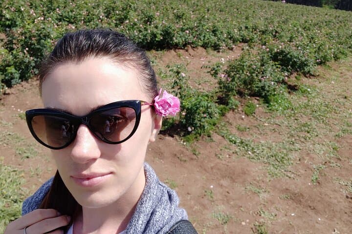 Private Rose Picking in Vrav along the Danube — Guided Rose Oil Experience photo 6