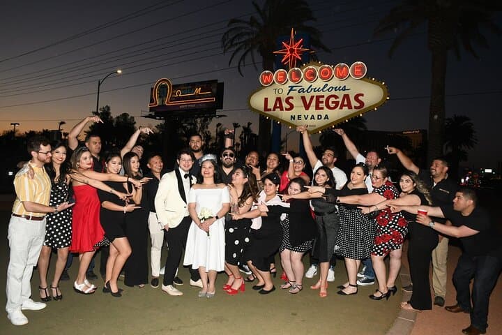 Vegas Open-Bar Party Bus Nightclub Crawl: Skip Lines & VIP Entry photo 3