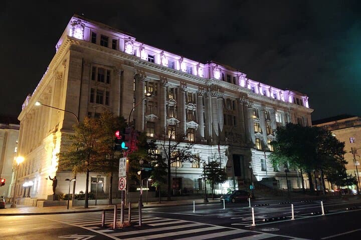 Haunted Pub Crawl in Washington DC: Ghosts, Boos & Booze Night Tour photo 4