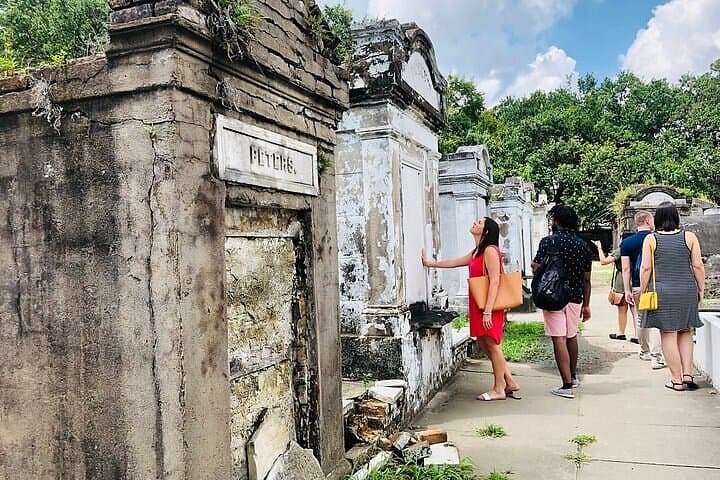 New Orleans City and Cemetery Tour: Garden District Stroll, Beignets & Vue Orleans Upgrade