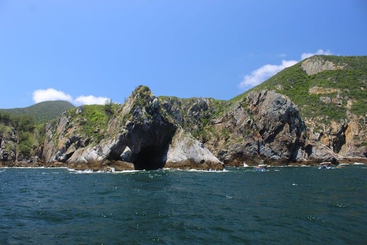 Arraial do Cabo Boat Tour: Blue Grotto, Staircase Beach & Snorkel Stops photo 4