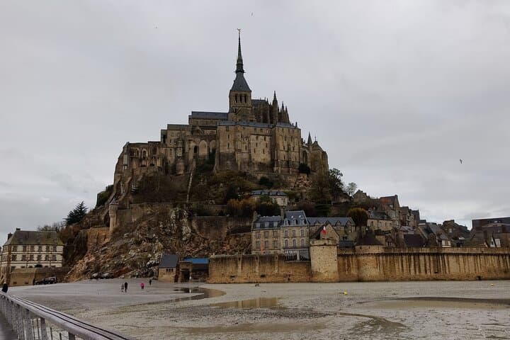 Mont-Saint-Michel and Omaha Beach: Private VIP Day Trip from Paris with Champagne