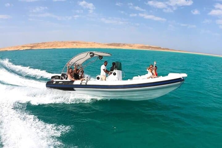 Private Hurghada Speedboat: 4-Hour Wild Dolphin Swim & Subwing Game