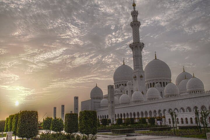Abu Dhabi Private Guided City Tour: Sheikh Zayed Mosque, Corniche & Yas Island