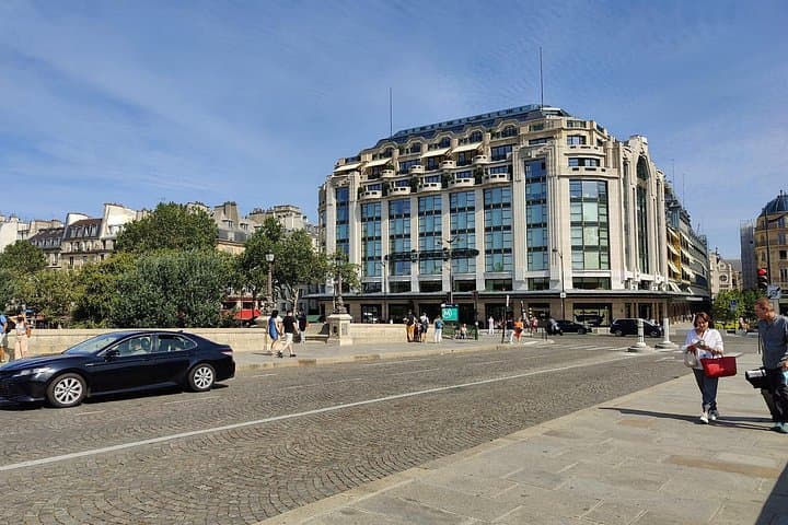 Paris in 4 Hours: Private Guided City Tour with Indian Meal & Hotel Pickup photo 2