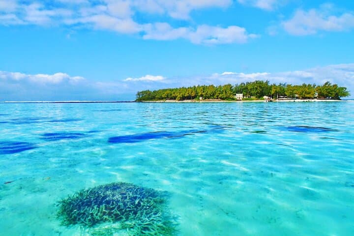 Private 5-Island Speedboat Excursion to Ile aux Cerfs with Snorkeling & Waterfall Visit